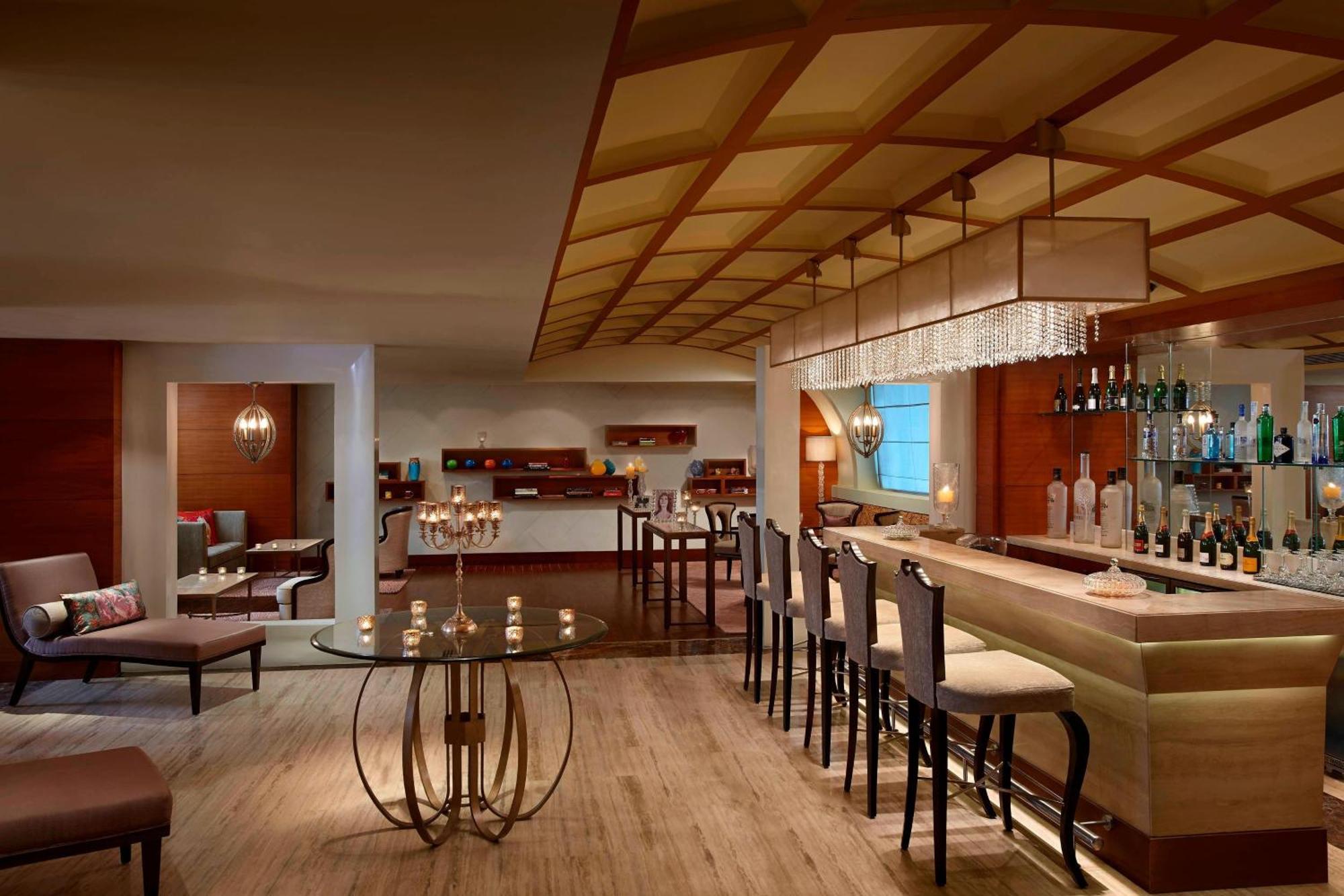 Itc Grand Chola, A Luxury Collection Hotel, Chennai Exterior photo The bar at the Westin