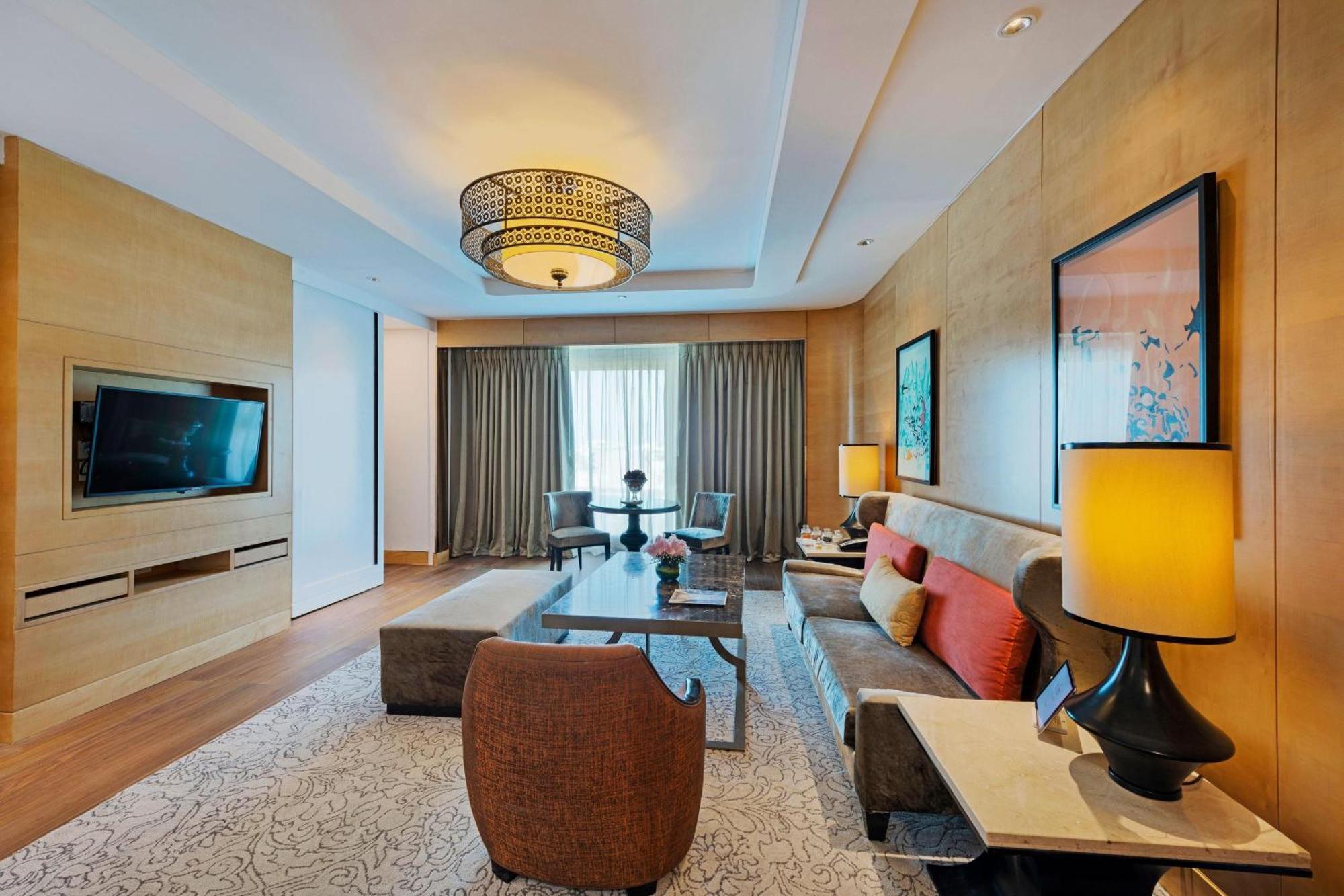 Itc Grand Chola, A Luxury Collection Hotel, Chennai Exterior photo A suite at the hotel