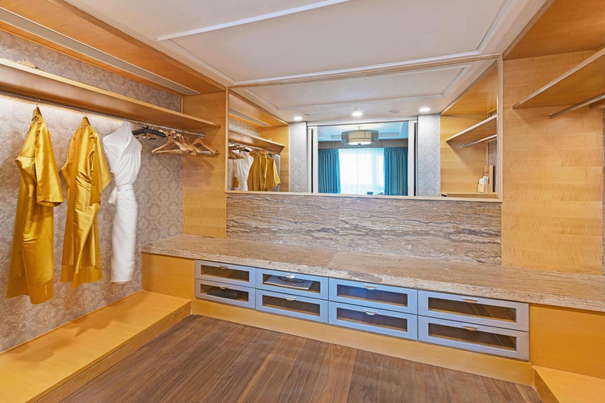 Itc Grand Chola, A Luxury Collection Hotel, Chennai Exterior photo A walk-in closet